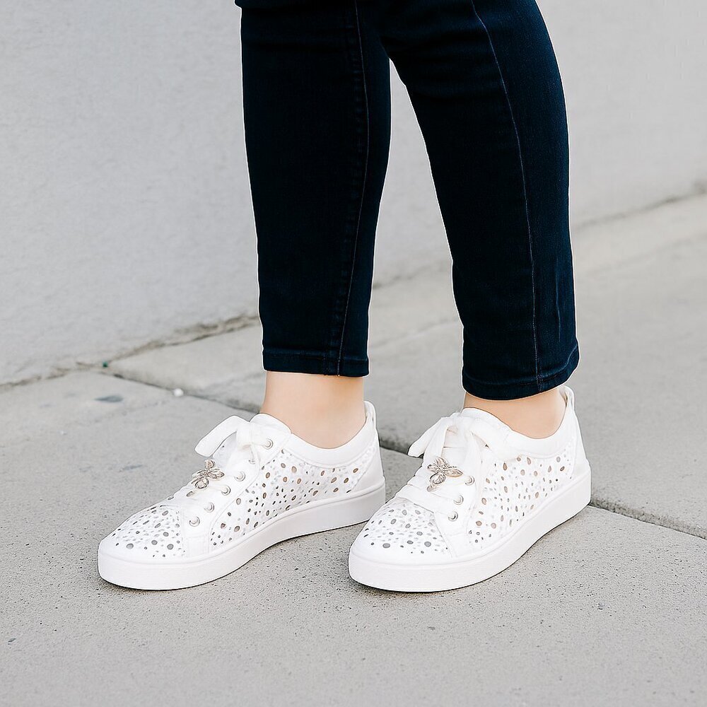 New Dolce Vita Off-White Laser Cut Leather Casual Sneakers Embellish Size 9